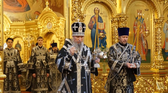 Митрополит Екатеринодарский и Кубанский Василий совершил Литургию Преждеосвященных Даров в Свято-Екатерининском кафедральном соборе