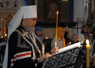 В среду первой седмицы Великого поста митрополит Василий совершил Великое повечерие в войсковом соборе святого благоверного Александра Невского