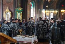 Митрополит Екатеринодарский и Кубанский Василий совершил Литургию Преждеосвященных Даров в Свято-Троицком соборе