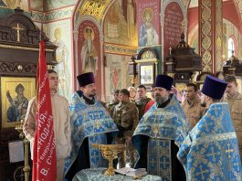 В храме Святого Духа совершили чин освящения знамени местного отделения «Юнармии» имени генералиссимуса А. В. Суворова