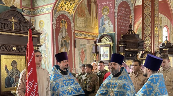 В храме Святого Духа совершили чин освящения знамени местного отделения «Юнармии» имени генералиссимуса А. В. Суворова