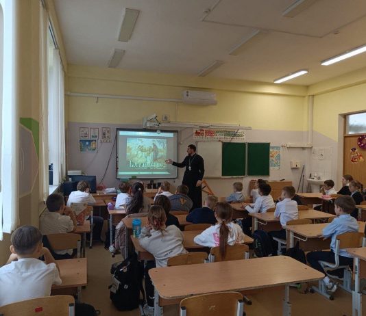 Иерей Давил Кочаров провел встречу с учениками начальных классов школы № 15