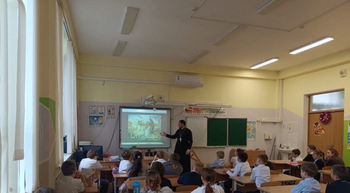 Иерей Давил Кочаров провел встречу с учениками начальных классов школы № 15