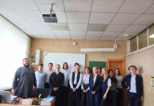 Диакон Евгений Дасов побеседовал с учениками старших классов гимназии № 44