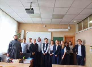 Диакон Евгений Дасов побеседовал с учениками старших классов гимназии № 44