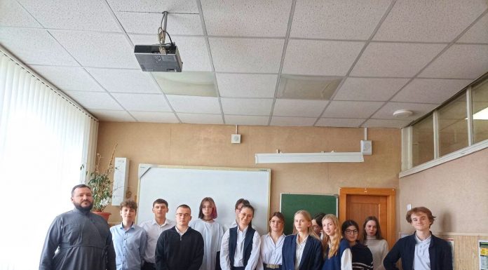 Диакон Евгений Дасов побеседовал с учениками старших классов гимназии № 44