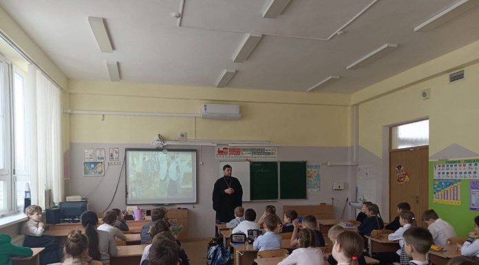 Иерей Давид КОчаров провел уроки для учеников начальных классов школы № 15 пос. Южного