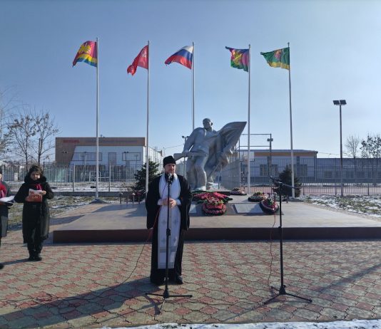 Иерей Давид Кочаров совершил заупокойную литию у обелиска «Павшим воинам» в поселке Южном