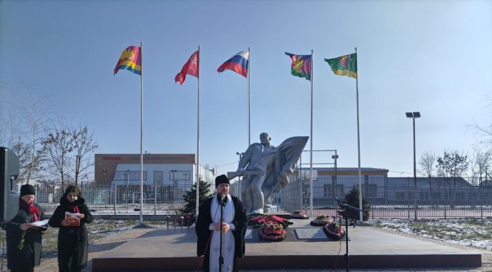 Иерей Давид Кочаров совершил заупокойную литию у обелиска «Павшим воинам» в поселке Южном