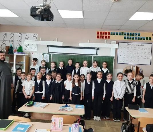 Диакон Евгений Дасов рассказал ученикам гимназии № 44 о празднике Сретения Господня