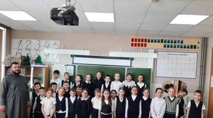 Диакон Евгений Дасов рассказал ученикам гимназии № 44 о празднике Сретения Господня