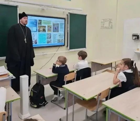 Иерей Сергий Кондратенко рассказал школьникам о празднике Сретения Господня