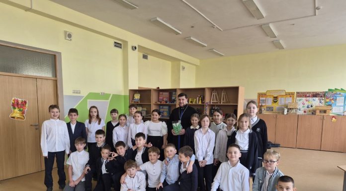 Иерей Давид Кочаров побеседовал с учениками начальных классов школы № 15 пос. Южного