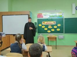 Иерей Максим Печёркин рассказал ученикам начальных классов школы № 50 о Великом Посте