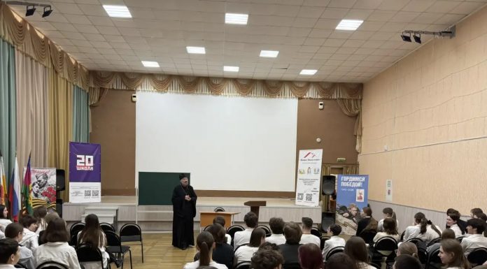 Иерей Евгений Ромазев провел беседу с учениками СОШ № 20 города Краснодара