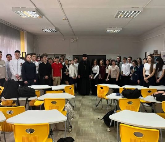 Протоиерей Петр Мельничук встретился с учениками старших классов школы № 45 ст. Северской