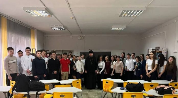 Протоиерей Петр Мельничук встретился с учениками старших классов школы № 45 ст. Северской