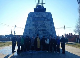 Протоиерей Сергий Беликов принял участие в торжественной акции у памятника гвардейцам-миномётчикам