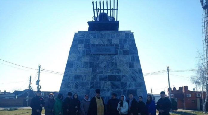 Протоиерей Сергий Беликов принял участие в торжественной акции у памятника гвардейцам-миномётчикам