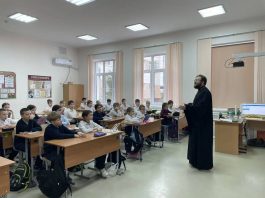 В рамках проекта «Час духовности» в школе № 102 состоялась встреча со священником