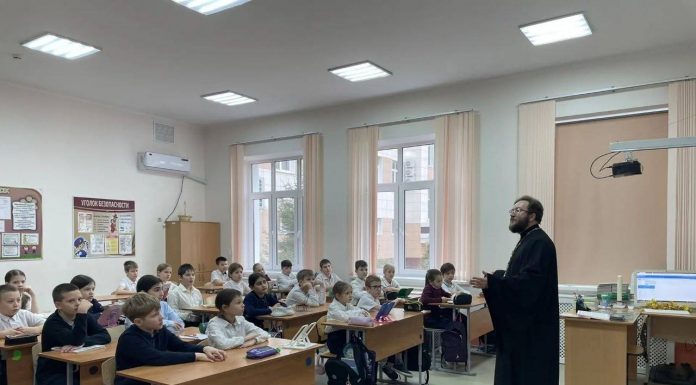 В рамках проекта «Час духовности» в школе № 102 состоялась встреча со священником