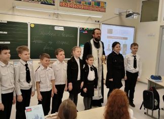 Иерей Илия Курко совершил молебен и провел встречу с юными казаками в школе № 108