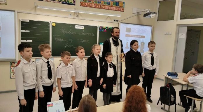Иерей Илия Курко совершил молебен и провел встречу с юными казаками в школе № 108