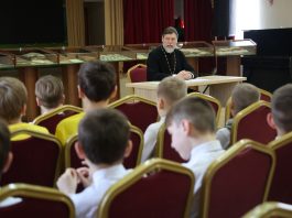 Протоиерей Александр Игнатов провел беседу с учениками школы пономарей при Рождественском храме
