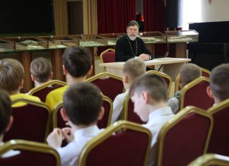 Протоиерей Александр Игнатов провел беседу с учениками школы пономарей при Рождественском храме