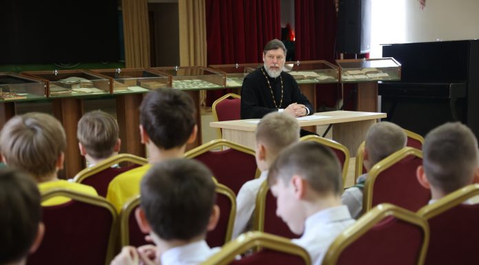 Протоиерей Александр Игнатов провел беседу с учениками школы пономарей при Рождественском храме