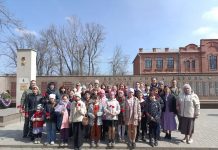 Воспитанники воскресной школы Михаило-Архангельского храма х. Трудобеликовского почтили память освободителей Славянска-на-Кубани