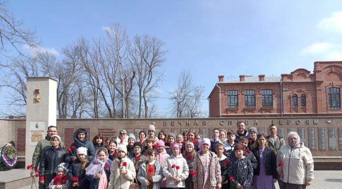 Воспитанники воскресной школы Михаило-Архангельского храма х. Трудобеликовского почтили память освободителей Славянска-на-Кубани