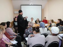 Священник посетил общество социальной помощи «Добродея» и провел беседу с ухаживающими за больными