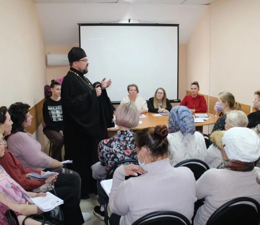 Священник посетил общество социальной помощи «Добродея» и провел беседу с ухаживающими за больными