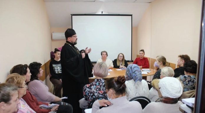 Священник посетил общество социальной помощи «Добродея» и провел беседу с ухаживающими за больными