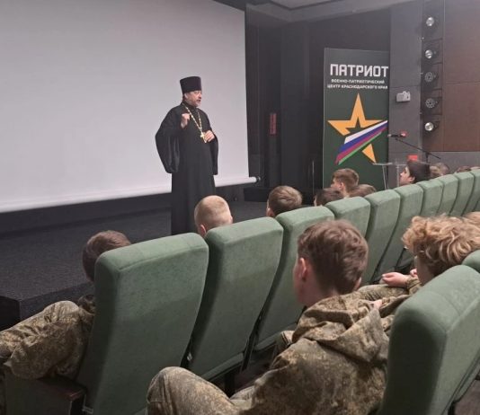 Священник 14-го Динского районного благочиния провел беседу с участниками сборов центра «Патриот»