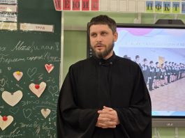 Диакон Александр Давиденко встретился с родителями учеников казачьего класса