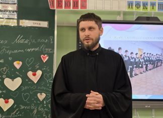 Диакон Александр Давиденко встретился с родителями учеников казачьего класса