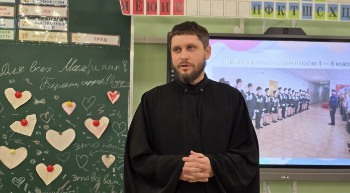 Диакон Александр Давиденко встретился с родителями учеников казачьего класса