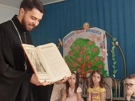 Иерей Владимир Силичев рассказал воспитанникам детского сада о Дне православной книги