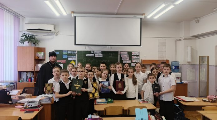 Иерей Елисей Андреев провёл беседу с учениками казачьего класса