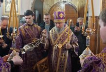 Митрополит Василий совершил утреню с парастасом в Свято-Покровском храме поселка Мезмай.