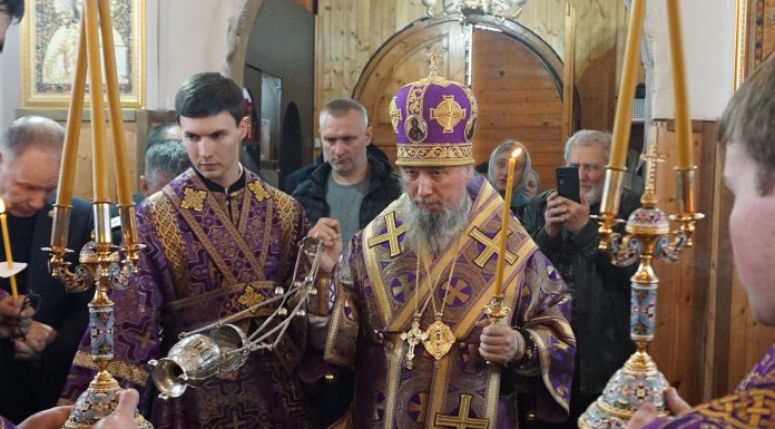 Митрополит Василий совершил утреню с парастасом в Свято-Покровском храме поселка Мезмай.