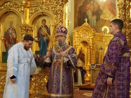 Митрополит Василий совершил Божественную литургию в Свято-Екатерининском кафедральном соборе