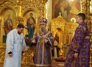 Митрополит Василий совершил Божественную литургию в Свято-Екатерининском кафедральном соборе