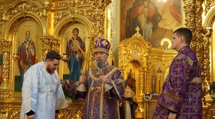 Митрополит Василий совершил Божественную литургию в Свято-Екатерининском кафедральном соборе