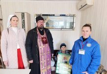 Протоиерей Сергий Покорук вместе с сестрами милосердия посетил пожилых людей