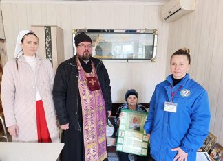 Протоиерей Сергий Покорук вместе с сестрами милосердия посетил пожилых людей