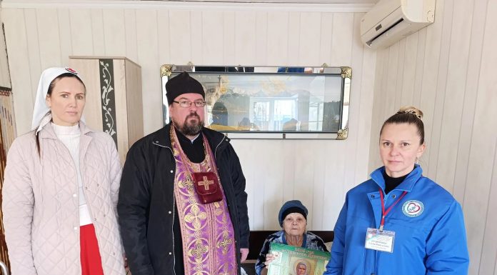 Протоиерей Сергий Покорук вместе с сестрами милосердия посетил пожилых людей
