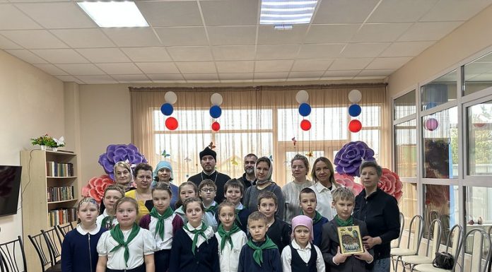 Воспитанники православного семейного центра посетили дом престарелых